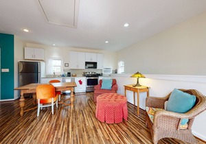 Stylish 2nd-floor studio with walkable locale, furnished patio, AC, washer/dryer
