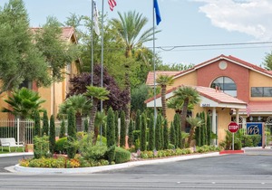 Stylish Condo w/ Free Shuttle to Strip, Resort Putting Green & Outdoor Pool