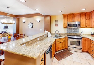 Stylish Condo w/Mountain View, Shared Hot Tub, Free WiFi, Elevator - Near Skiing