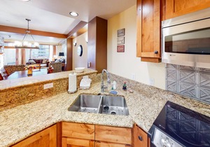 Stylish Condo w/Mountain View, Shared Hot Tub, Free WiFi, Elevator - Near Skiing