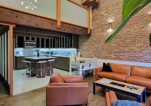 Stylish Gastown Loft w/Soaker Tub & Fireplace