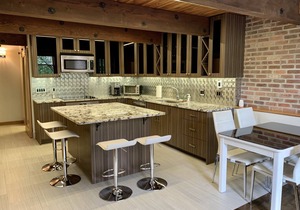 Stylish Gastown Loft w/Soaker Tub & Fireplace