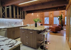 Stylish Gastown Loft w/Soaker Tub & Fireplace