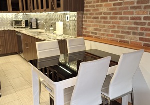 Stylish Gastown Loft w/Soaker Tub & Fireplace