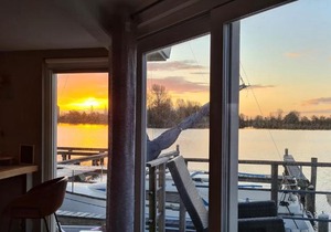 Stylish houseboat with sauna and great view