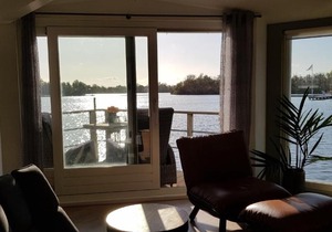 Stylish houseboat with sauna and great view