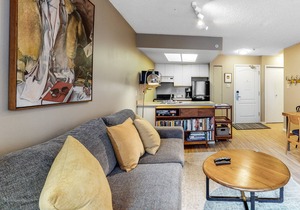 Stylish mountain escape with easy ski access, pool, hot tub & WiFi