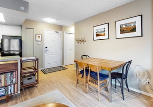 Stylish mountain escape with easy ski access, pool, hot tub & WiFi