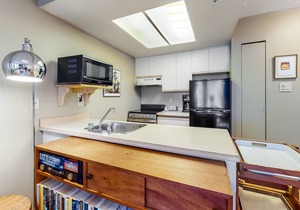 Stylish mountain escape with easy ski access, pool, hot tub & WiFi