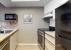 Stylish mountain escape with easy ski access, pool, hot tub & WiFi