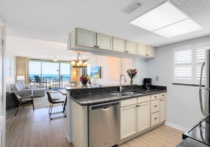 Stylish Oceanfront Corner Unit Condo | Open Concept & Chic Decor