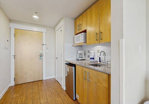 Stylish suite with a shared pool/hot tub and golf course/bay views