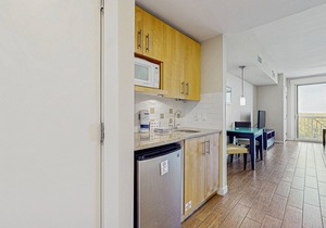 Stylish suite with a shared pool/hot tub and golf course/bay views