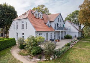 Stylish vacation apartment in a manor house on Lake Plau