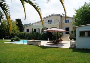 Stylish villa near Mougins with large, private pool and lovely outdoor kitchen