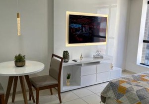 Suíte luxo com tela de cinema no América Towers Studio Residence