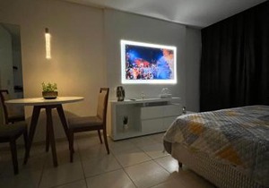 Suíte luxo com tela de cinema no América Towers Studio Residence