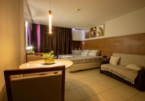 Suíte luxo com tela de cinema no América Towers Studio Residence