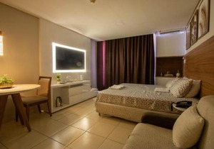 Suíte luxo com tela de cinema no América Towers Studio Residence