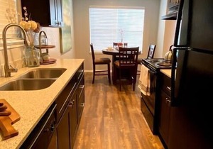 [SU 922-2] Graciela's Campus-close 2 bedroom luxury, Evie's campus