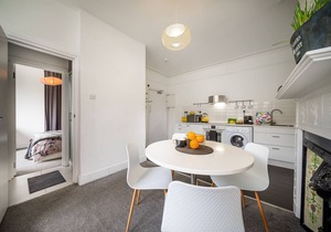 Suite 9 Blissful, Bright 1 bedroom suite in quiet rd in Belsize Park