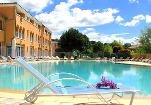 Suite Equipée | Accès 3 Piscines + Bain à Remous!