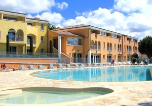 Suite Equipée | Accès 3 Piscines + Bain à Remous!