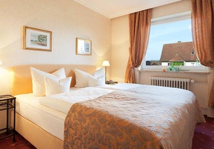 Suite mit sep. Wohnraum, Balkon oder Terrasse, Bad-oder DU/WC, Haupthaus
