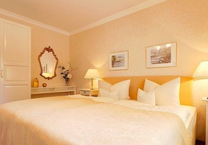 Suite mit sep. Wohnraum, Balkon oder Terrasse, Bad-oder DU/WC, Haupthaus