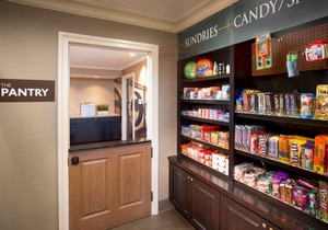 Suite with Full Kitchen Near the Sky Wheel | Hot Breakfast, Pool + More!