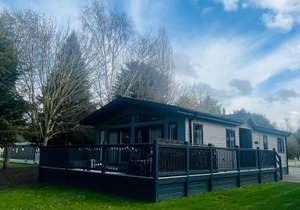 Sunbird Lodge with Hot Tub