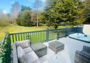 Sunbird Lodge with Hot Tub