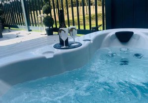 Sunbird Lodge with Hot Tub