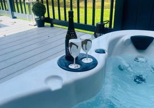 Sunbird Lodge with Hot Tub