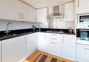 Sunny and quiet 2 bed Penthouse flat in Haggerston