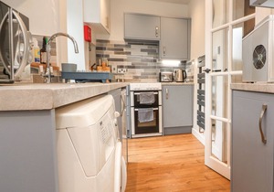 SUNNY MOUNT COTTAGE, with a garden in Grassington