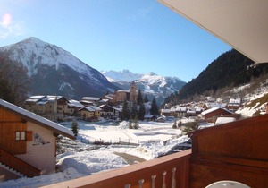 Sunny Studio with Great View, Terrace, and Garage - Close to Shops and Ski Lift