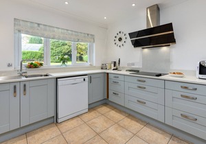 Sunnydale - Four Bedroom House, Sleeps 8