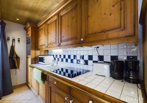 Superbe 4 pièces à Montvalezan avec terrasse SE, proche pistes et commerces, parking inclus - FR-1-398-534