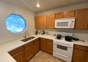 Superhost 5 Star ⭐️ Service 2 Bedroom Apartment with Vaulted Ceilings