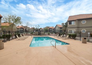 Superhost 5 Star ⭐️ Service 2 Bedroom Apartment with Vaulted Ceilings