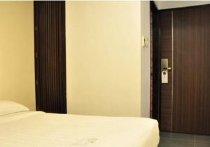 Superior Room (Queen Bed), no window @ basement #04
