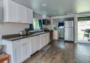 Surf Haven Unit B w/fire pit walking distance to surfing beaches