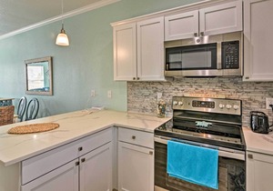 Surfside Beach House w/ Balcony & Ocean Views!