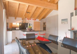 Surrounded by green meadows and with a fantastic view of the surrounding mountains, this vacation ap