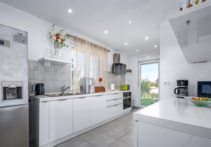 Surrounded by greenery and located in the small Istrian village of Bratuli.