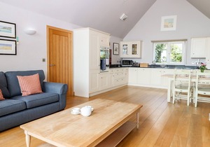 SWANDOWN, 12 KITTWHISTLE, family friendly in Cricket St. Thomas