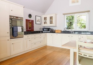 SWANDOWN, 12 KITTWHISTLE, family friendly in Cricket St. Thomas