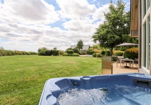 SWANDOWN, 12 KITTWHISTLE, family friendly in Cricket St. Thomas