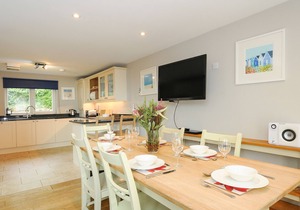 SWANDOWN, 12A GOLDENHAYE, romantic, with pool in Cricket St. Thomas